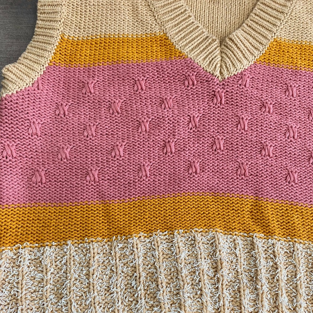 Umgee Multicolor V-Neck Sleeveless Sweater Size S - Picture 3 of 4